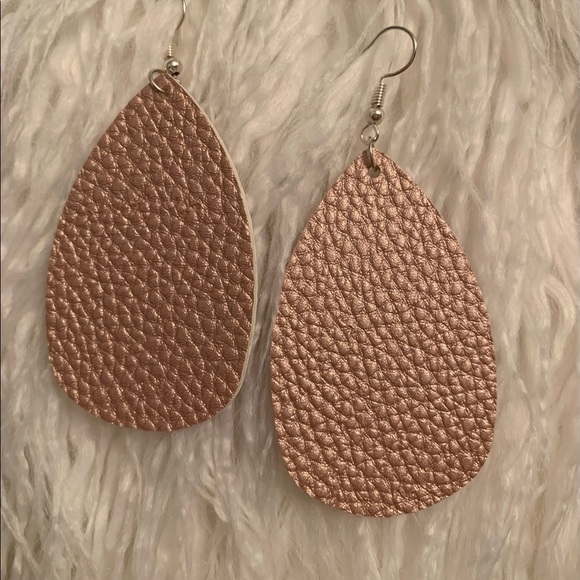 Set of 5 Boutique earrings! Brand new,never worn! - Picture 3 of 6